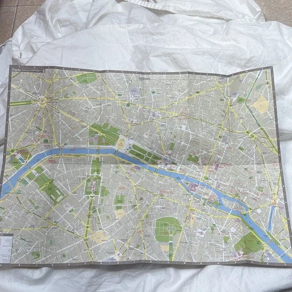 Lonely Planet Paris City Guide Paperback Book with Pull-Out Map. 8th Edition. - Picture 9 of 16